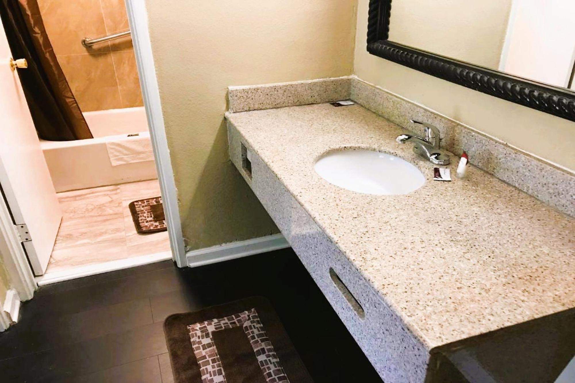 Oyo Hotel Tallahassee Downtown Εξωτερικό φωτογραφία